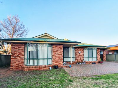 6 Brian Hambly Place, Dubbo