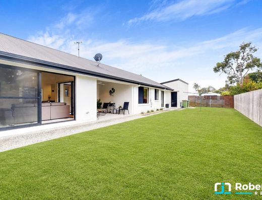 Immaculate Home with Side Access & Short Walk to Town image 21