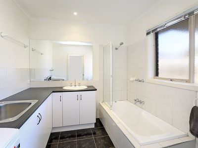 2 / 5 Weddell Road, North Geelong