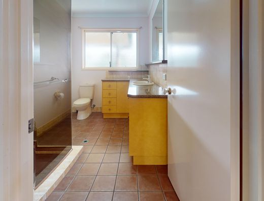 Large granny flat in tranquil rural setting image 9