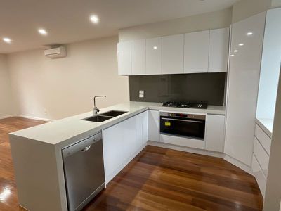 2 / 28 Curie Avenue, Oak Park