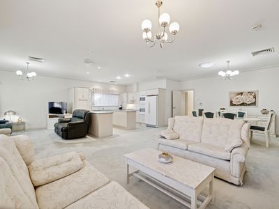 16 Amber Woods Drive, Glenside