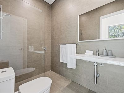 12 Scenic View, Razorback