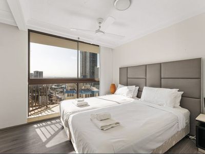 17E / 80 The Esplanade, Surfers Paradise