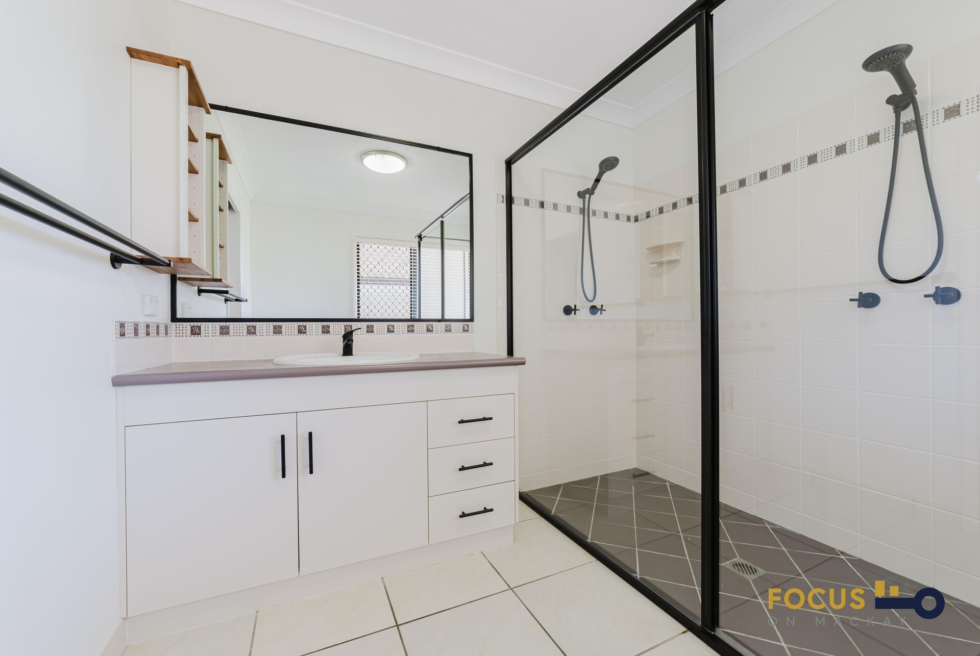 15 Centennial Drive, Glenella