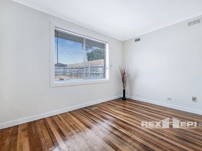 6 Thomas Crescent, Cranbourne