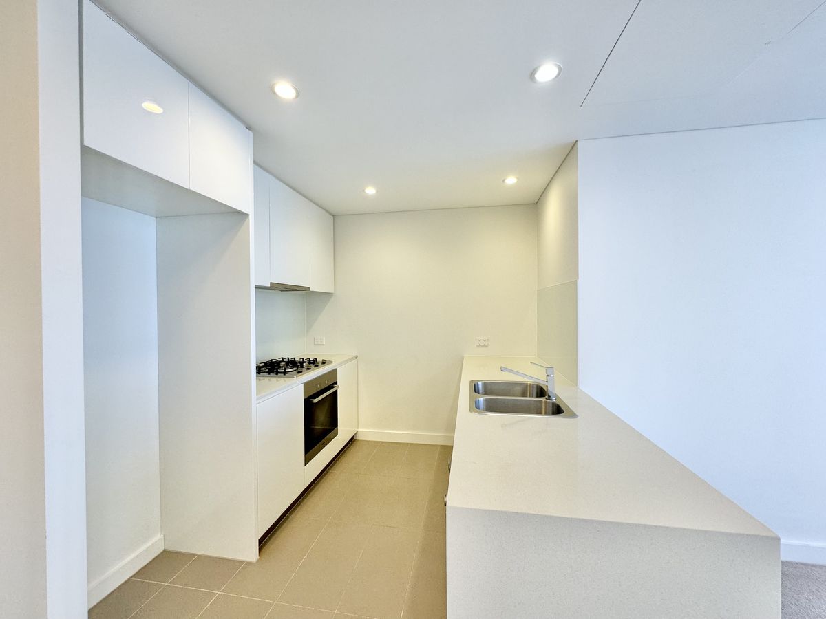 2505 / 438 Victoria Avenue, Chat...