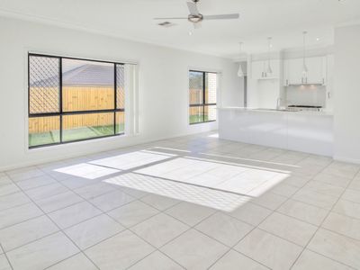305 Lakeside Avenue, Springfield Lakes