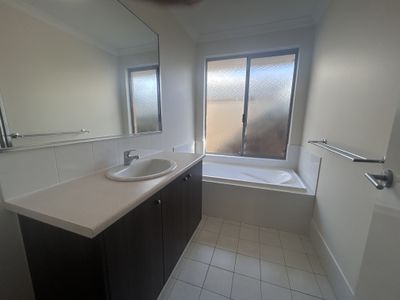 17 Pinot Loop, Pearsall