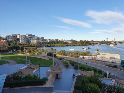 3 / 2 Bay Drive, Meadowbank