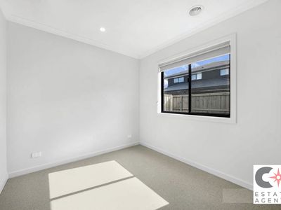 6 BRUSHTON STREET, Manor Lakes