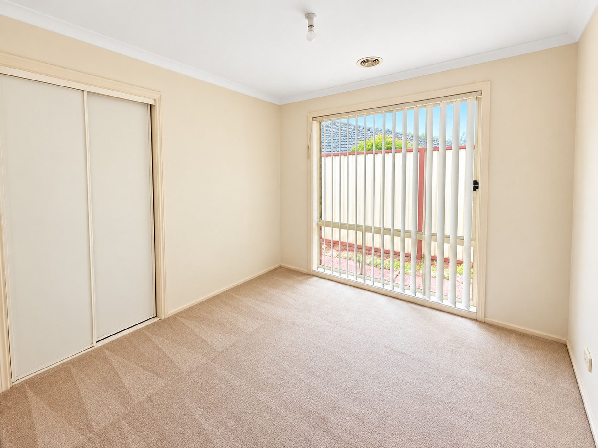 1 / 3 Enfield Avenue, Werribee