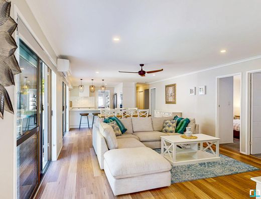 Spacious Family Living in the Heart of Old Tewantin image 3