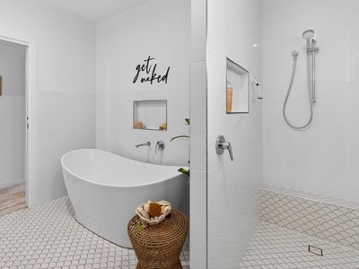 8 Blackcurrant Drive, Hideaway Bay