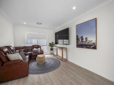 5 Lord Howe Circuit, Banya