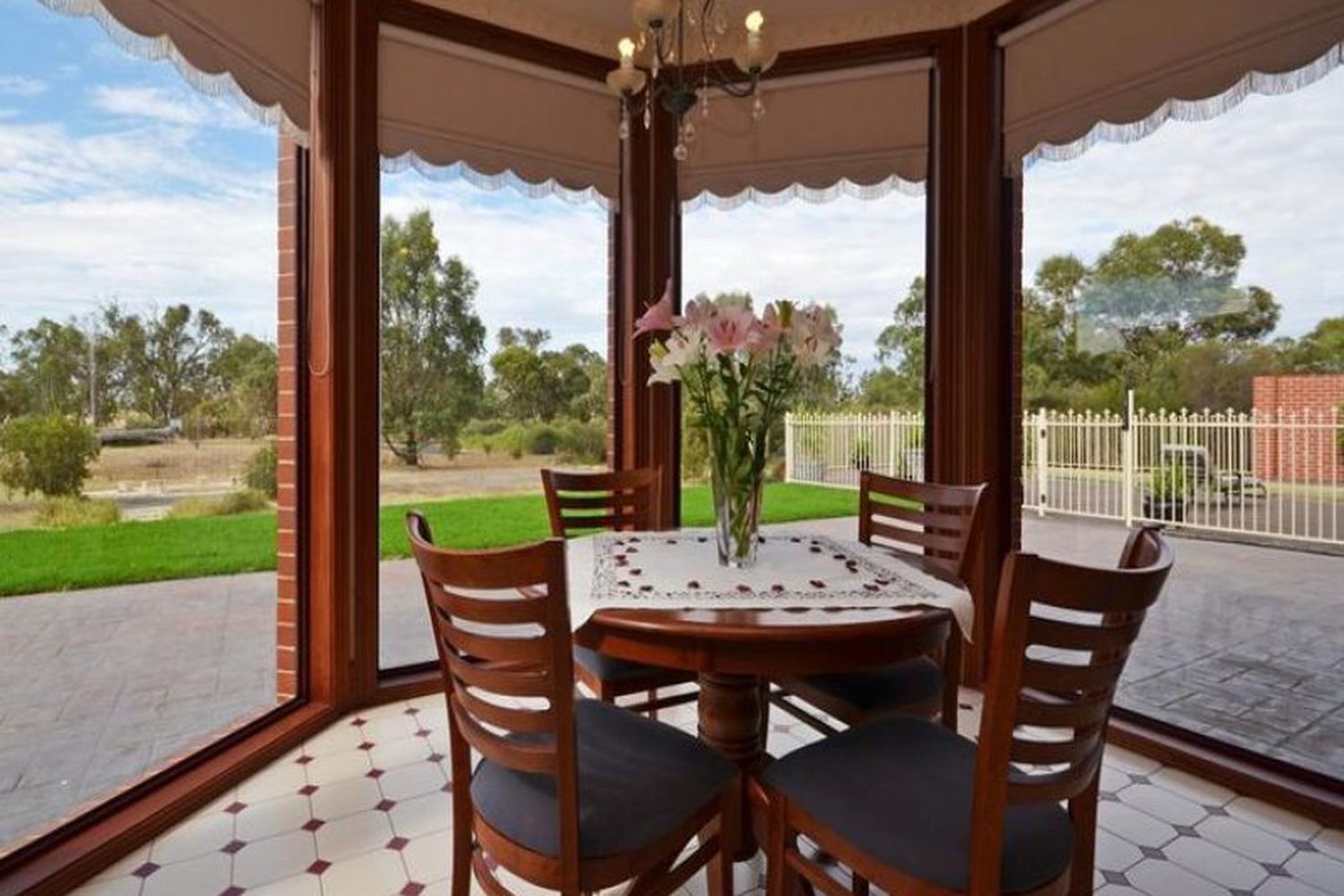 135 Barnes Boulevard, Horsham
