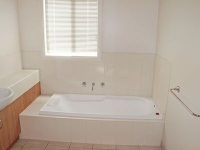4 / 16 McTavish Boulevard, Horsham