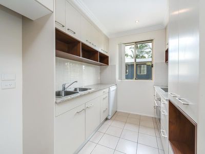 2 / 4 Locke Street, Southport