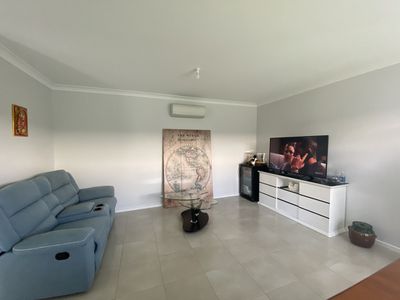 1 / 33 Hindmarsh Esplanade, Dubbo
