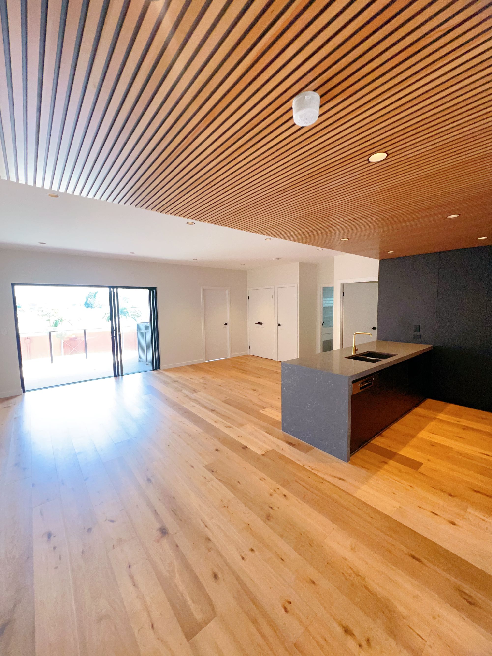 202 / 25 Bank Street, West End