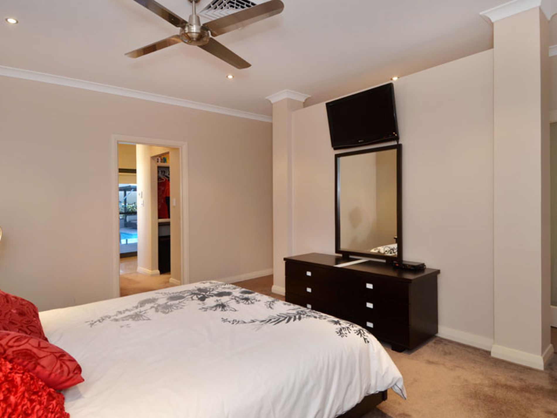 5 Buchanan Court, Somerville