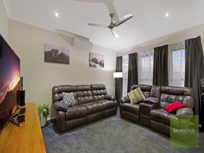5 Santa Monica Place, Mount Louisa