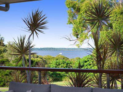 10 Talburpin Esplanade, Redland Bay