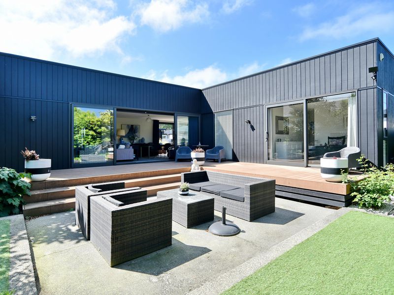 102 Hills Road, Edgeware