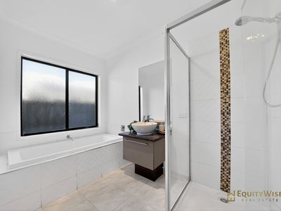 15 Brockwell Crescent, Manor Lakes