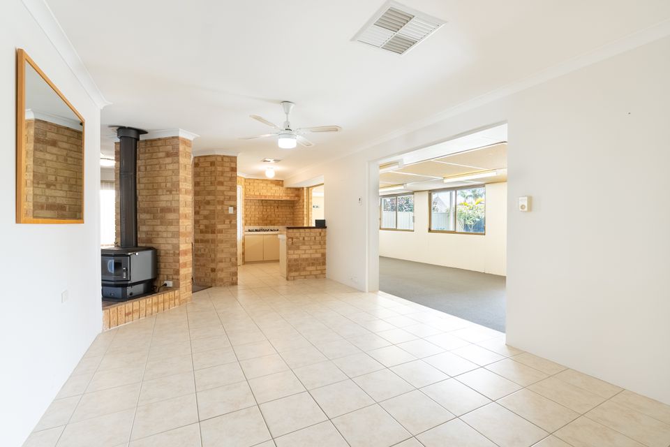 594 Safety Bay Rd, Waikiki