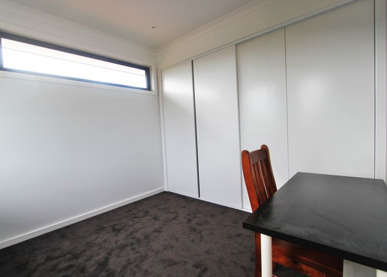 1 / 4 Harlington Street, Clayton