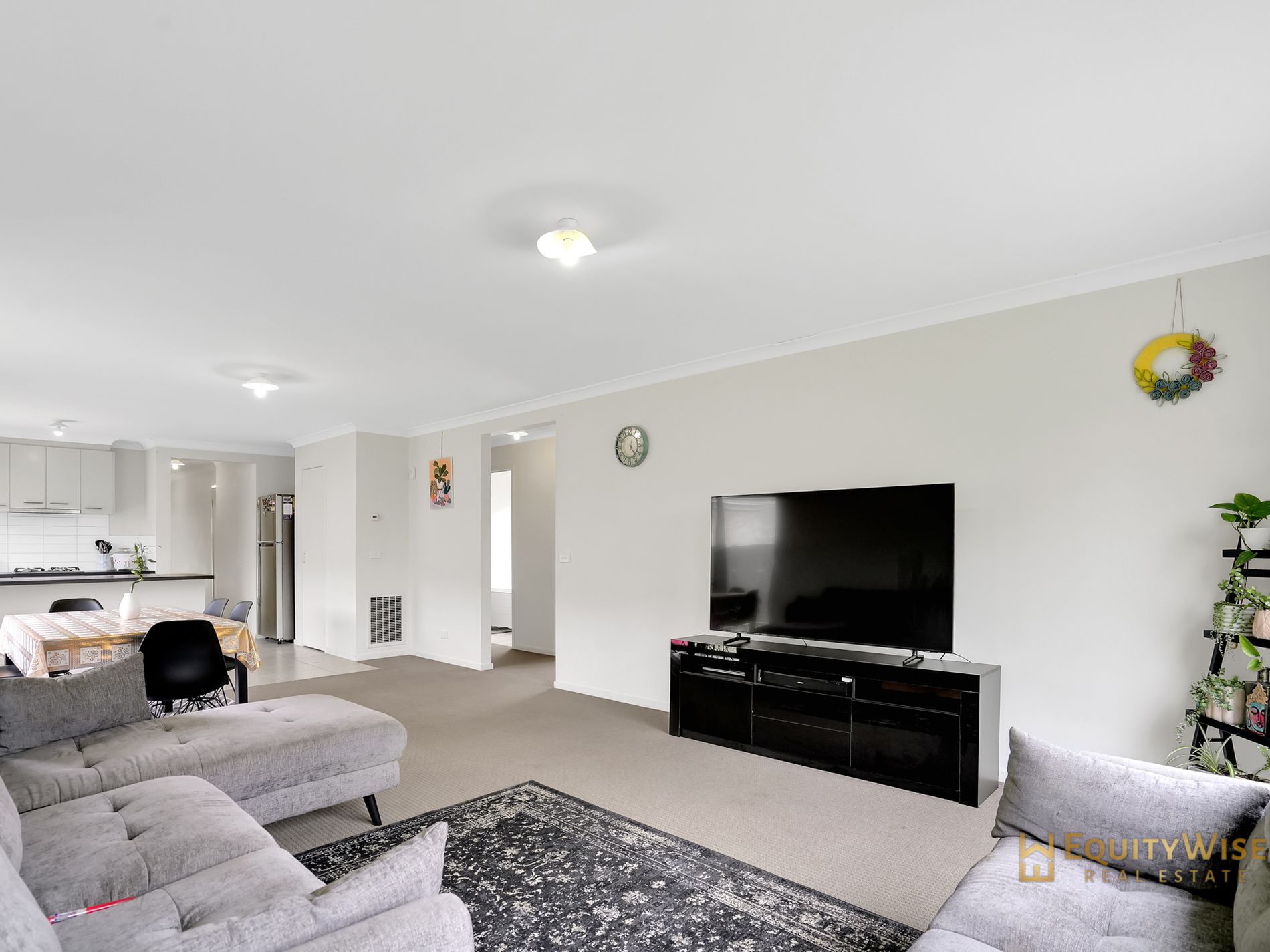 8 Gunyong Crescent, Manor Lakes