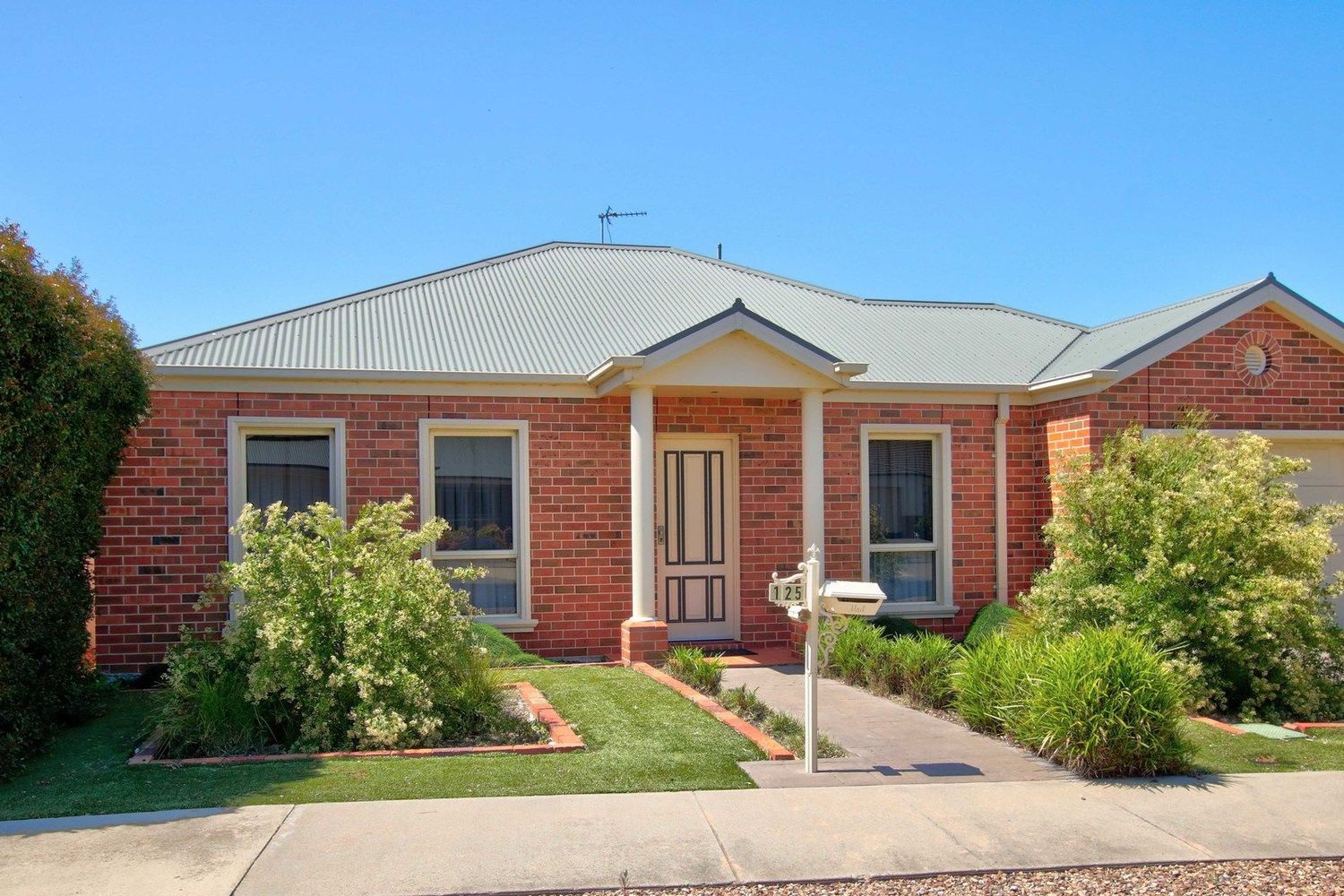 1 / 25 Hayes Drive, Horsham