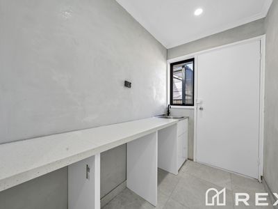 5 / 16 Heywood Crescent, Cranbourne North