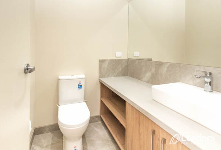 1 / 4 BOX AVENUE, Forest Hill