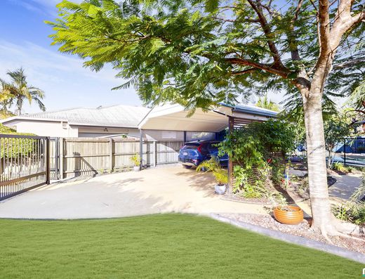 Spacious Home Offering Privacy, Pool & Side Access image 5