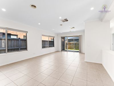 13 Aylesbury Avenue, Truganina