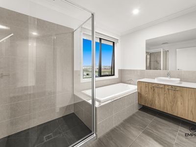 7 Crescendo Boulevard, Clyde