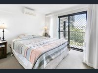 23 / 10 Grand Pde , Kawana Island