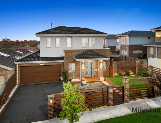 Exquisite Luxury Living: Townhouse Elegance in Prime Dandenong Location!