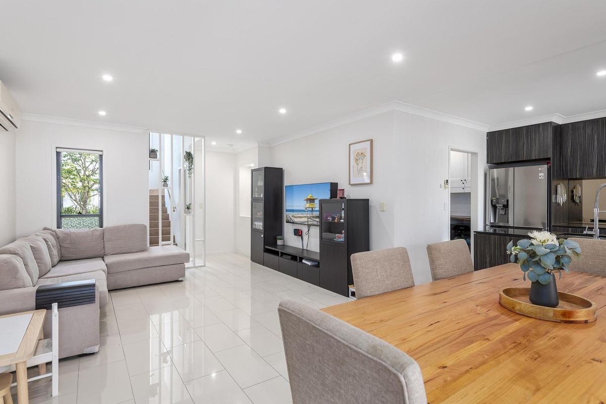 Beautiful Modern Townhouse offering space, security & exceptional convenience