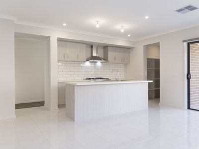 28 Muscatel Crescent, Manor Lakes