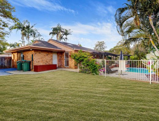 Tropical Family Retreat with Renovated Kitchen & Sparkling Pool image 15