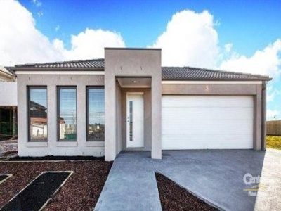 5 Waltzing Way, Lynbrook