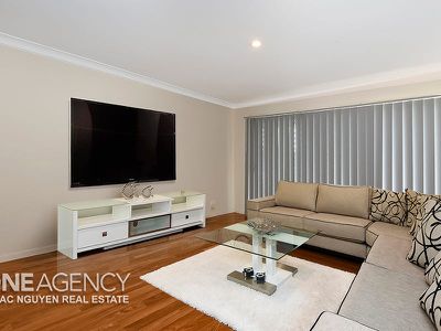 48 Lakes Entrance Dr, Springfield Lakes