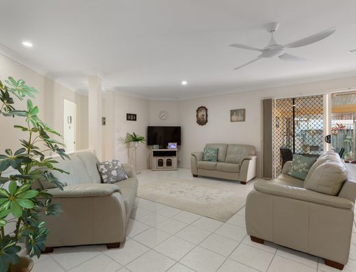 Great family home in an ideal location ***** UNFURNISHED ***** image 3