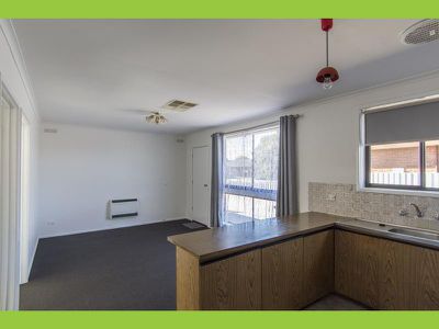 1 / 15 Schwarz Avenue, Horsham