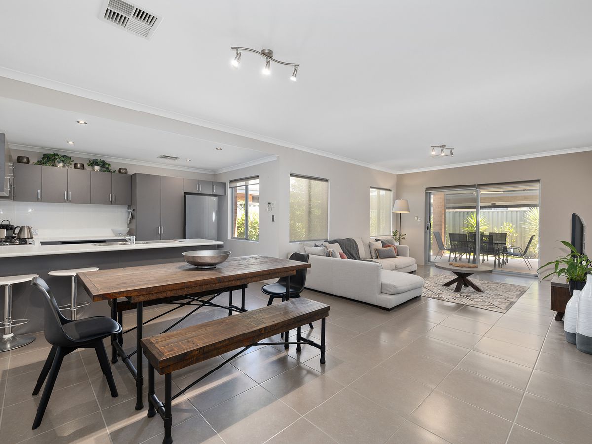 7 / 22 Whittaker Turn, Piara Waters