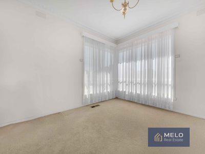 9 Riviera Road, Avondale Heights