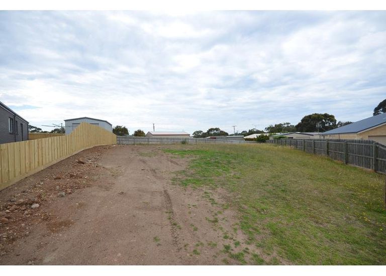 8 Corinne Court, Portland